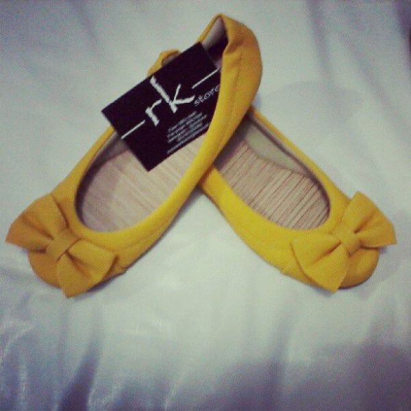 Sapatilha laço amarelo.