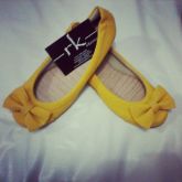 Sapatilha laço amarelo.